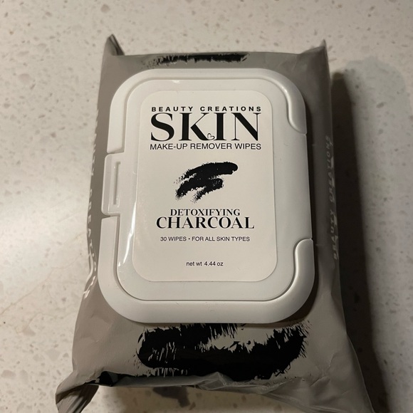 🔴 4/$15 NEW Charcoal Detoxifying Makeup Remover Wipes 30 count pack - Picture 3 of 5